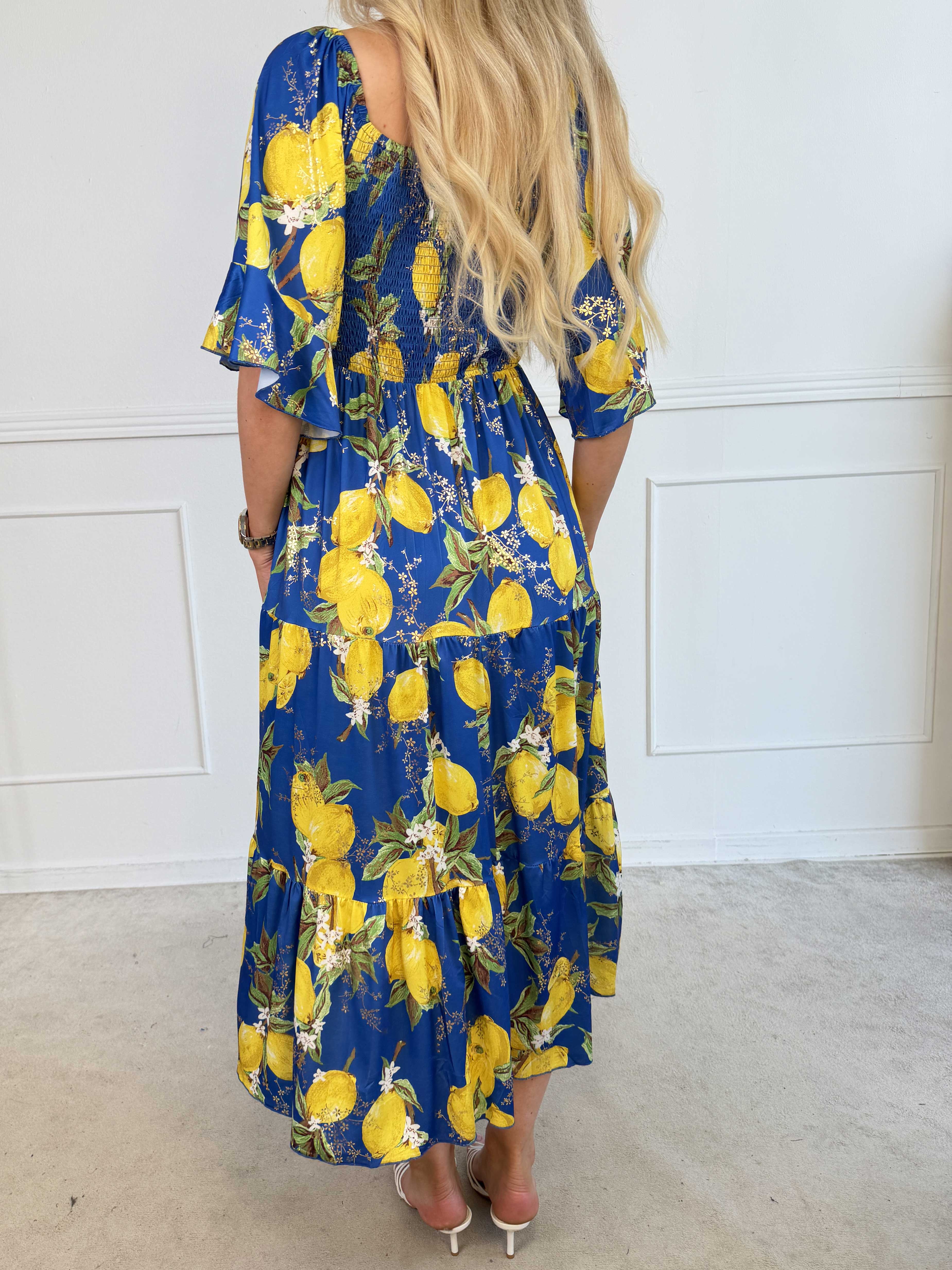 Elna Lemon - Lang elastisk plus size kjole med citroner og smock over brystet
